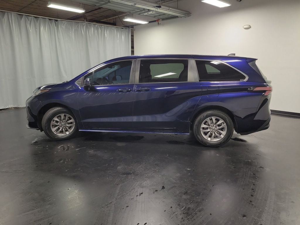 2022 Toyota Sienna LE 8 Passenger