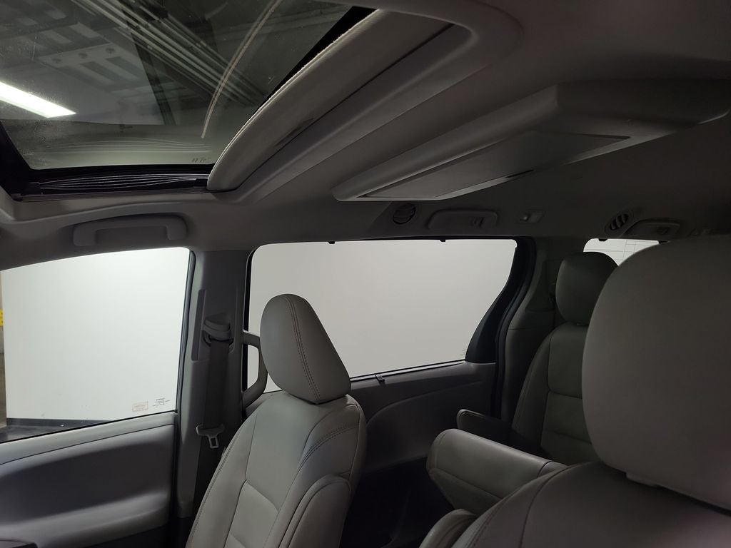2017 Toyota Sienna XLE Premium 8 Passenger