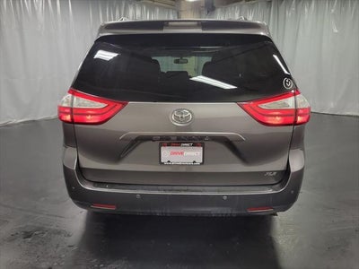 2017 Toyota Sienna XLE Premium 8 Passenger