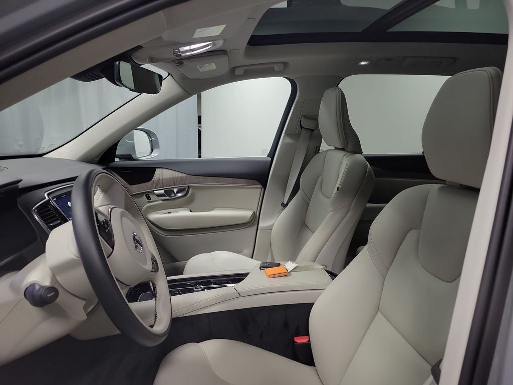 2024 Volvo XC90 B6 Plus Bright Theme
