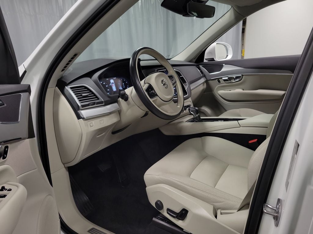 2022 Volvo XC90 T5 Momentum