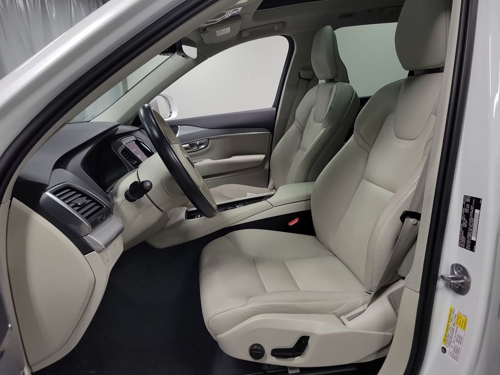 2022 Volvo XC90 T5 Momentum
