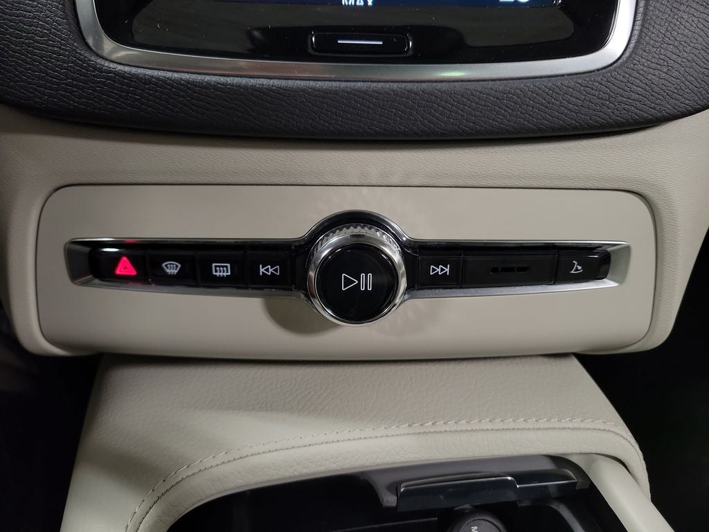 2022 Volvo XC90 T5 Momentum