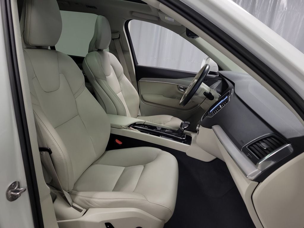 2022 Volvo XC90 T5 Momentum