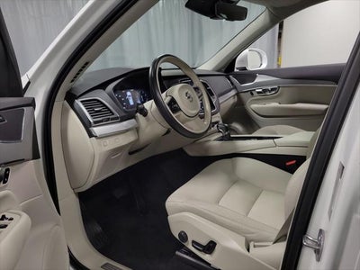 2022 Volvo XC90 T5 Momentum