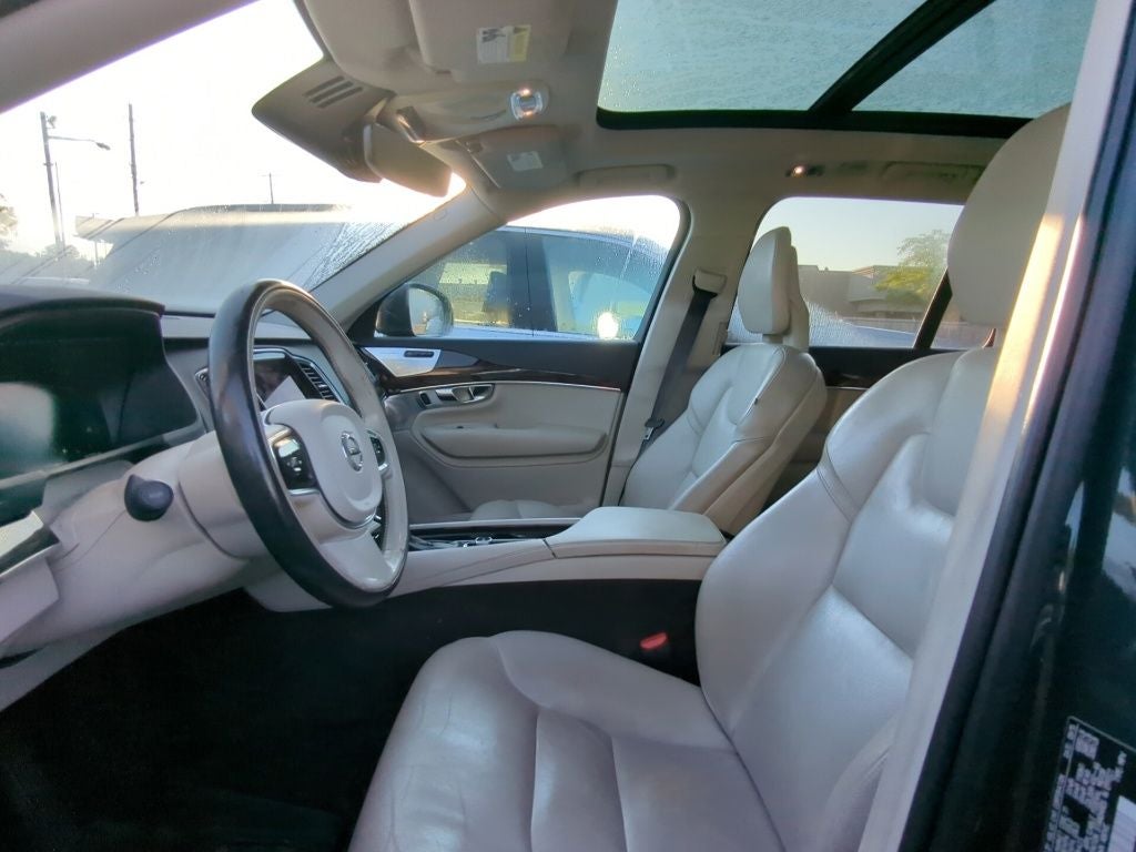 2016 Volvo XC90 T6 Momentum