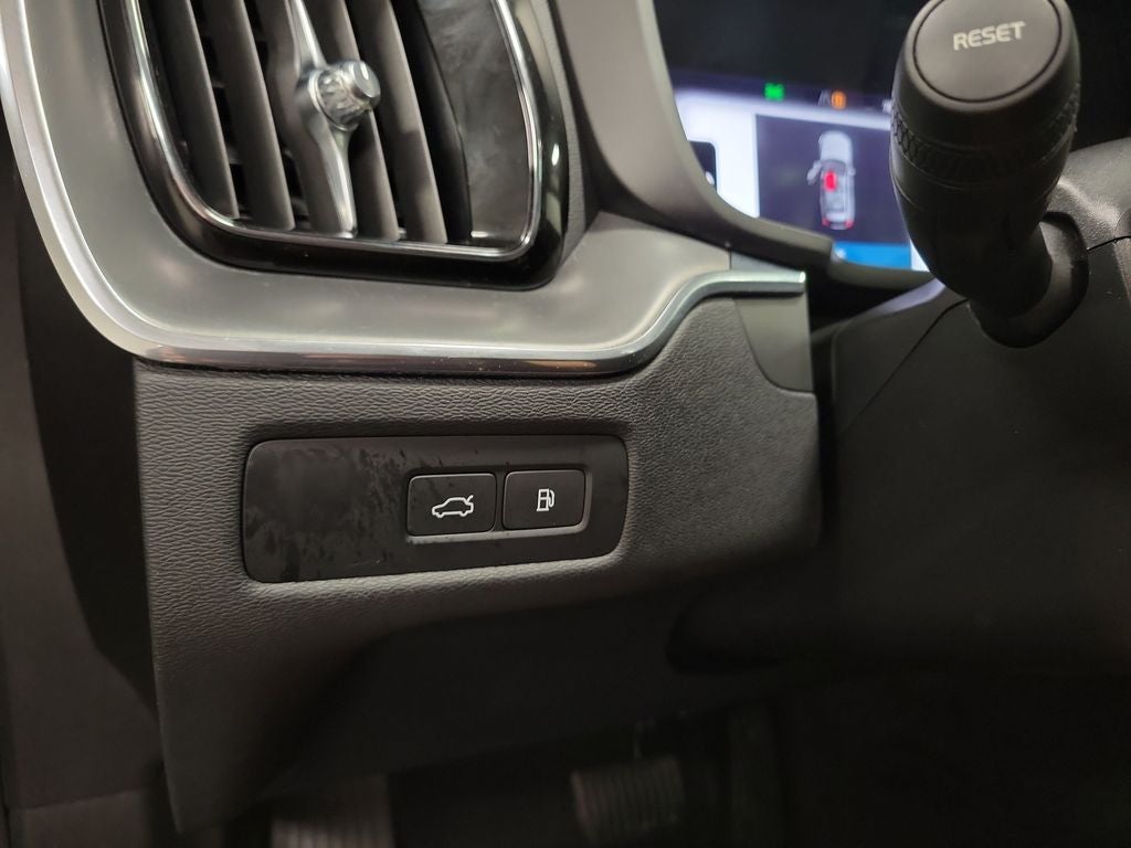2023 Volvo XC60 Recharge Plug-In Hybrid T8 Core Bright Theme