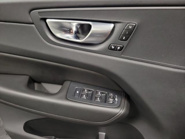 2023 Volvo XC60 Recharge Plug-In Hybrid T8 Core Bright Theme