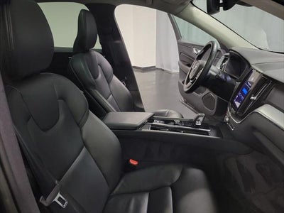 2023 Volvo XC60 Recharge Plug-In Hybrid T8 Core Bright Theme