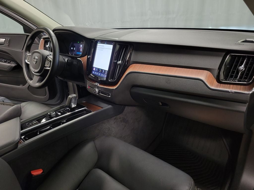 2024 Volvo XC60 B5 Plus Dark Theme