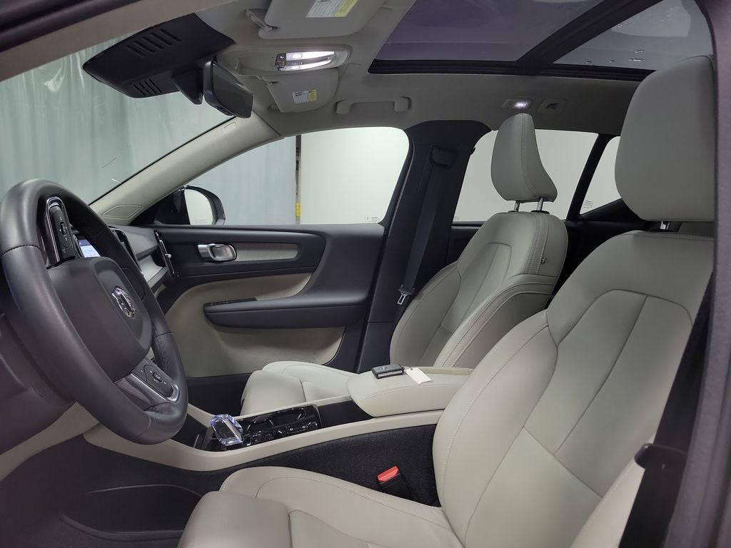 2024 Volvo XC40 B5 Plus Dark Theme