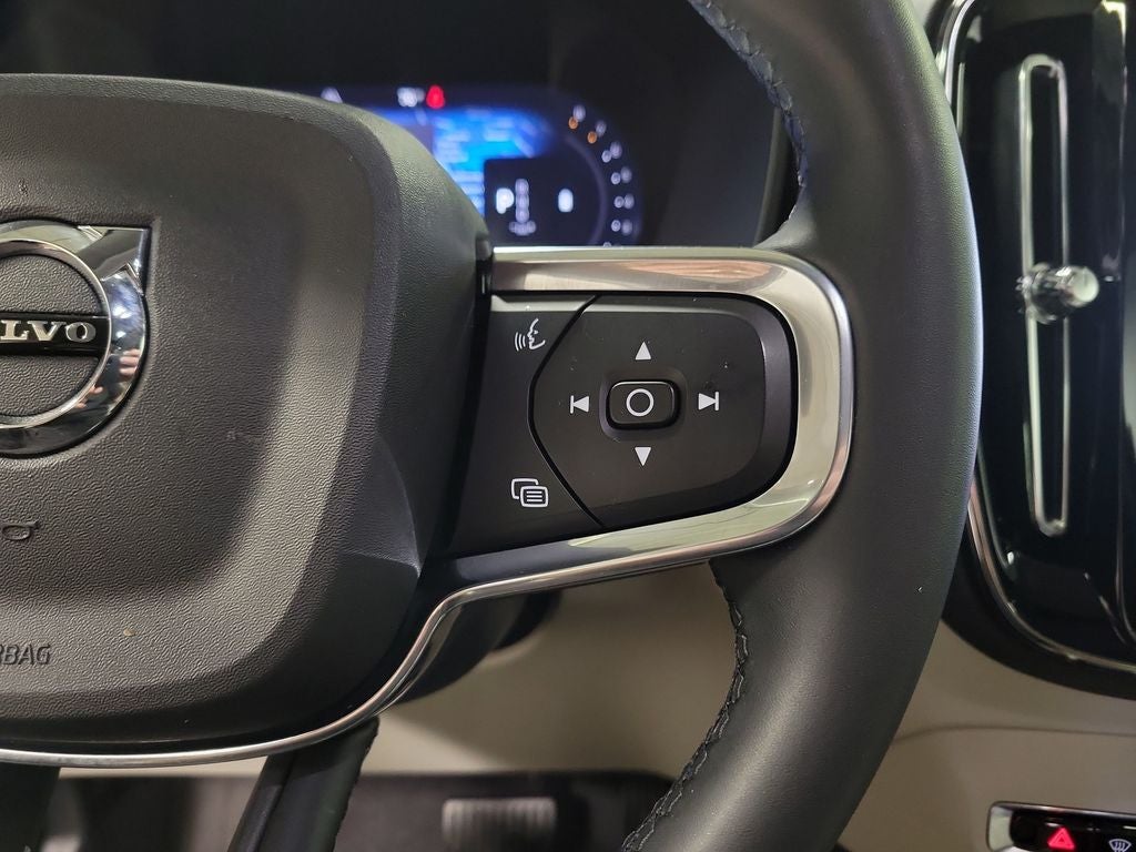 2024 Volvo XC40 B5 Plus Dark Theme