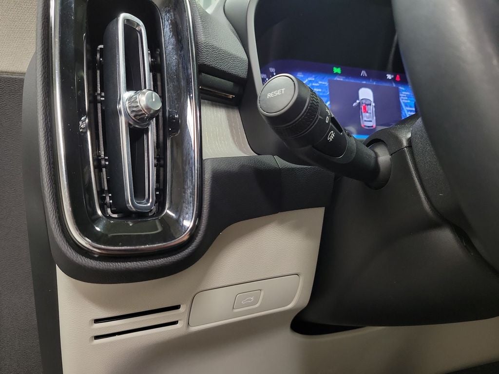 2024 Volvo XC40 B5 Plus Dark Theme