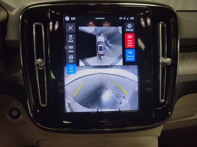 2024 Volvo XC40 B5 Plus Dark Theme